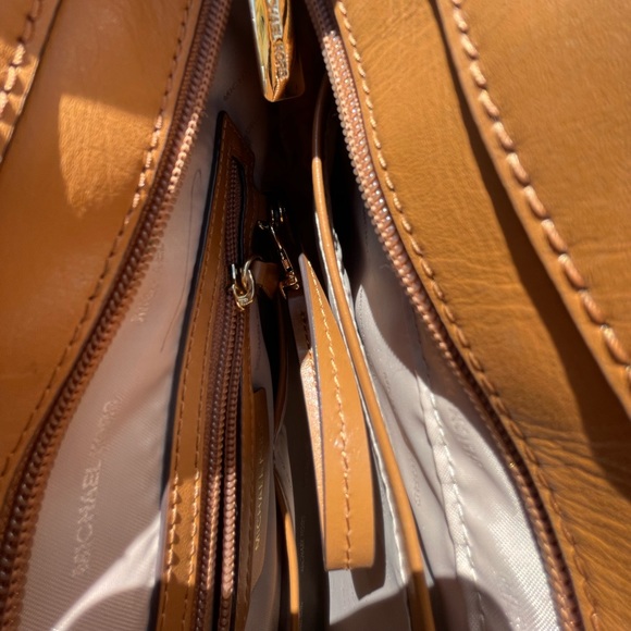 ⛔️SOLD⛔️Michael Kors Tote Bag - Picture 8 of 11